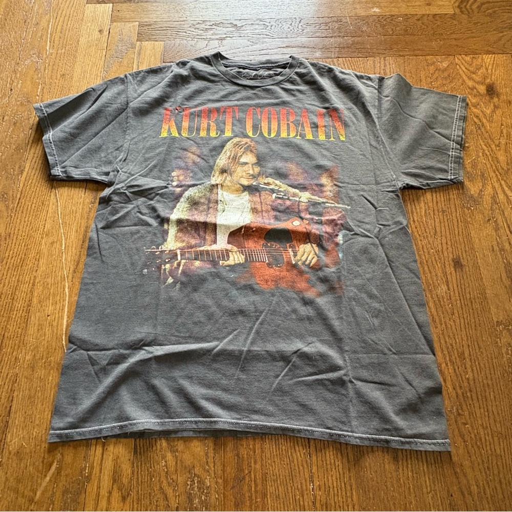 Kurt Cobain 2022 Graphic T-Shirt‎ M/L Gray Nirvana Tribute Tee Acoustic
